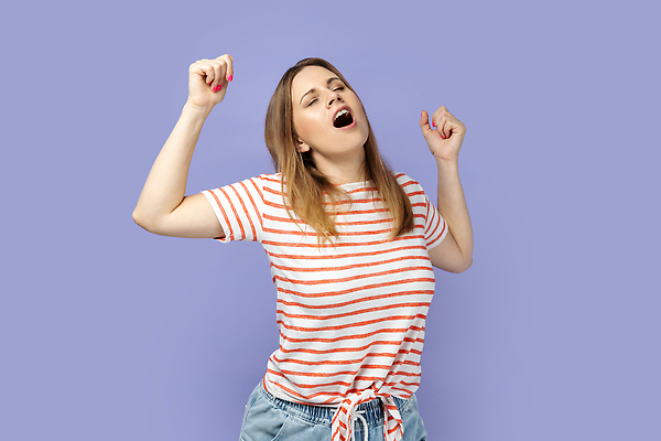 포토 JPG 해외이미지 스튜디오촬영 백인 손 여자 얼굴 청소년 아침 휴식 노동자 실내 피곤 한명 사람 스트레칭 에너지 슬픔 덮개 표현 잠 입 지루함 종업원 제비꽃 속도 하품 업무과다 부족 게으름 고립 불면증 취침시간 해외202310 해외포토 주간 서양인 직업 1 꽃 감정 컨셉 내부 신체부위 운동 뚜껑 업무 질병 생리현상 파일형식