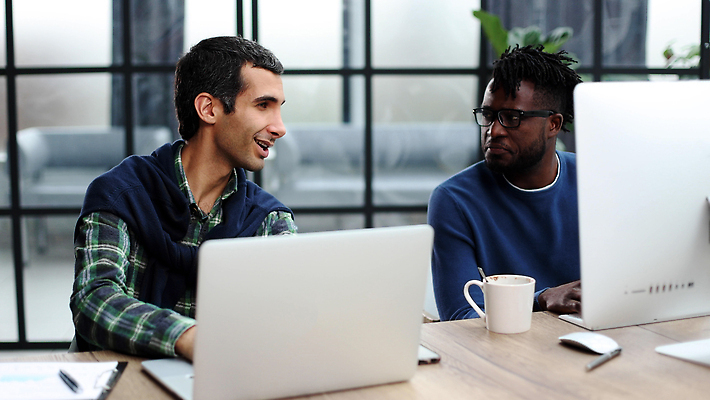 포토 JPG 해외이미지 직업 남자 안경 컨셉 생각 인터넷 비즈니스 CEO 사업가 창문 손가락 청소년 탁자 성공 아이디어 실내 사람 인종 두명 책 가로 캐주얼 노트북 컴퓨터 사무실 공책 타이핑 작업 비즈니스맨 호주 건축가 종업원 책상 호기심 경영자 문서 책임자 배려 해외202310 해외포토 손 잡화 옷 감정 가구 문구용품 내부 전자제품 직장인 오세아니아 리더 파일형식