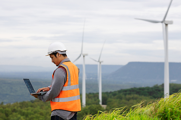 포토 JPG 해외이미지 남자 한명 들기 상반신 성인 야외 옆모습 노트북 엔지니어 숲 안전모 풍력발전소 안전조끼 성인남자한명만 해외202310 해외포토 1 뷰포인트 모션 사람 전자제품 발전소 기술자 풍력에너지 헬멧 안전장비 남자한명만 성인남자만 파일형식