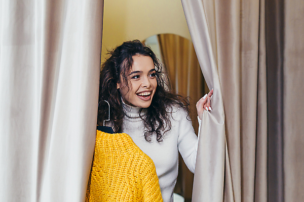 포토 JPG 해외이미지 여자 실내 한명 상반신 성인 앞모습 쇼핑 즐거움 옷가게 피팅 피팅룸 성인여자한명만 해외202310 해외포토 1 옷 감정 뷰포인트 사람 내부 상점 여자한명만 성인여자만 파일형식