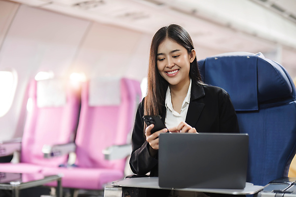 포토 JPG 해외이미지 여자 의자 비행기 한명 앉기 동양인 상반신 성인 앞모습 노트북 스마트폰 승객 기내 성인여자한명만 해외202310 해외포토 1 뷰포인트 가구 항공교통 모션 대중교통 사람 인종 전자제품 핸드폰 스마트기기 공공장소 여자한명만 성인여자만 파일형식