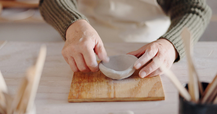 포토 JPG 해외이미지 손 행복 신체부위 앞치마 만지기 도자기 작업실 책상 나무도마 도예가 해외202310 해외포토 직업 감정 가구 모션 도마 사람 목재 파일형식