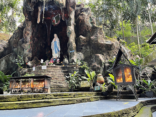 포토 JPG 해외이미지 식물 전통 꽃 기독교 종교 문화 여행 건축양식 자연 사람 동양인 사람없음 야외 조각상 뷰티 정원 기도 예수 동굴 집중 인도네시아 신성 묵주 랜드마크 해외202310 해외포토 건축 아시아 컨셉 종교용품 인종 조형물 신_종교 생태계 파일형식