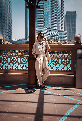 포토 JPG 해외이미지 전신 모델 옷 여자 행복 문화 여행 휴가 휴식 한명 사람 해변 뷰티 유행 여행객 걷기 산책 기쁨 휴양지 아랍에미리트 두바이 아랍어 화창 스타일 해외202310 해외포토 1 감정 바다 컨셉 중동 모션 날씨 장소 파일형식