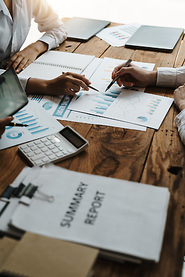 포토 JPG 해외이미지 직업 컨셉 회사 비즈니스 CEO 그래프 설계 설명 사람 동양인 사람없음 금융 경제 컴퓨터 사무실 자료 작업 결과 계획 상담원 토론 분석 보고서 컨설턴트 상담 문서 투자 회계 경영 계좌 리뷰 마케팅 프로젝트 해외202310 해외포토 모션 인종 전자제품 사무원 전문직 파일형식