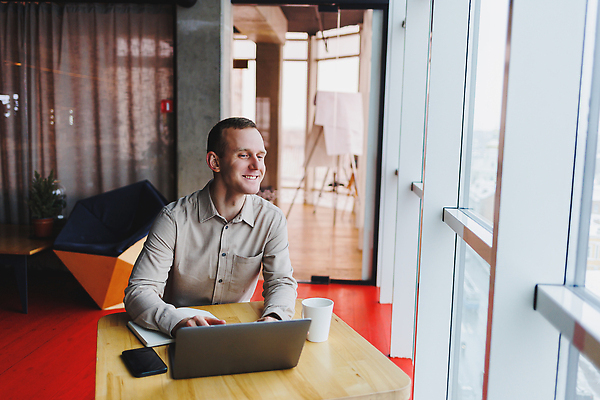 포토 JPG 해외이미지 백인 학생 교육 남자 음악 인터넷 비즈니스 통신 실내 한명 사람 옆모습 노트북 스마트폰 쇼핑 컴퓨터 사무실 업무 어플리케이션 연결 무선전화기 온라인 블로거 출판 프리랜서 밀레니얼 해외202310 해외포토 서양인 직업 1 뷰포인트 문화예술 내부 경제 전자제품 핸드폰 스마트기기 작업 전화기 파일형식