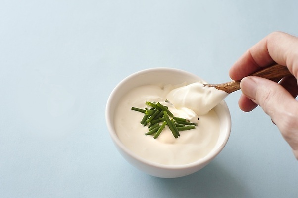 포토 JPG 해외이미지 손 음식 백그라운드 양파 사람없음 초록색 숟가락 고명 사발 크림 서빙 항공촬영 카피스페이스 해외202310 해외포토 뷰포인트 컬러 채소 수저 신체부위 공백 사기그릇 파일형식