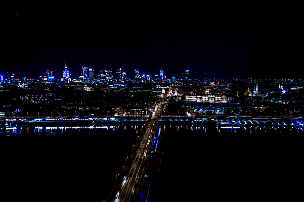 포토 JPG 해외이미지 유럽 여행 건축양식 하늘 지붕 휴가 조명 거리 주택 안테나 파노라마 풍경 사람없음 야외 건물 여름 도시풍경 여행객 탑 가을 도시 도심 야간 박물관 장면 타운 기념물 스카이라인 폴란드 구시가지 드론 랜드마크 수도권 옛날 조감도 해외202310 해외포토 자연요소 건축물 계절 건축 나라 통신 촬영기법 사람 지역 파일형식