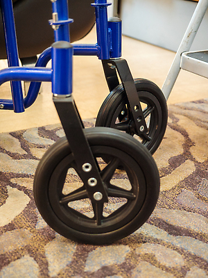 포토 JPG 해외이미지 라이프스타일 의자 비즈니스 창문 교통시설 모션 실내 건강 병원 한명 사람없음 빛 약 계단 금속 장비 환자 긴급 도움 바퀴 도쿄 질병 공항 미끄럼틀 장애인 간호 묘사 서비스 휠체어 천장 순환 장애 돌봄 지원 치유 헬프 접근 해외202310 해외포토 1 가구 교통 컨셉 의학 재질 사람 내부 생활 일본 놀이기구 시설 파일형식