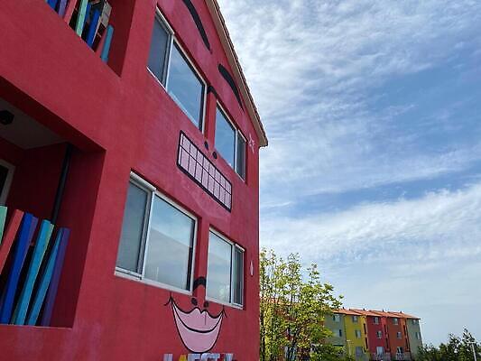 포토 JPG 해외이미지 나무 벽 건축양식 창문 하늘 벽돌 주택 사람없음 건물 파란색 보라색 도시 재산 제비꽃 타운 해외202310 해외포토 식물 건축물 건축 꽃 컬러 금융 파일형식