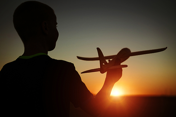 포토 JPG 해외이미지 백인 공원 행복 감정 실루엣 어린이 여행 백그라운드 밭 장난 상상 놀이 하늘 비행기 한명 서기 미소 사람 소년 야외 여름 빛 장난감 뷰티 일출 일몰 기쁨 게임 잡기 파일럿 다트 걸음마 대패 카피스페이스 해외202310 해외포토 서양인 직업 1 계절 공공시설 남자 농업 항공교통 모션 대중교통 촬영기법 표정 노을 공백 파일형식