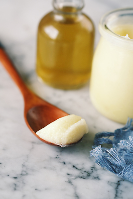 포토 JPG 해외이미지 그릇 안경 건강 사람없음 항아리 투명 액체 황금 기름 컨테이너 크림 버터 영양분 해외202310 해외포토 식기 잡화 산업 음식 도자기 파일형식