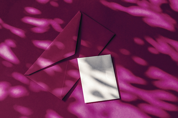 포토 JPG 해외이미지 종이 편지봉투 그림자 사람없음 햇빛 그늘 자주색 감성 카피스페이스 해외202310 해외포토 컬러 컨셉 봉투 태양 공백 편지 파일형식