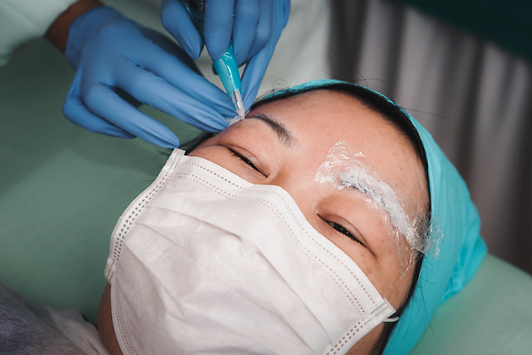 포토 JPG 해외이미지 직업 디자인 여자 얼굴 잉크 기술 병원 가면 한명 치료 뷰티 약 연필 의사 바늘 그리기 보호 미용사 눈썹 문신 피부 예술가 자수 순서 돌봄 코로나바이러스 해외202310 해외포토 1 컨셉 의학 모션 학용품 사람 신체부위 필기구 의료진 도구 바이러스 파일형식