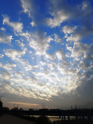 포토 JPG 해외이미지 구름 도로 여행 백그라운드 교통시설 모션 하늘 아침 풍경 사람없음 그래픽 여행객 금속 도시 전철 속도 그림 승객 일반 해외202310 해외포토 주간 자연요소 길 육상교통 교통 재질 대중교통 사람 시설 파일형식