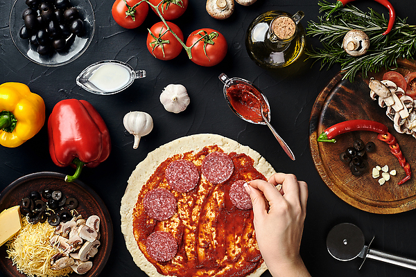 포토 JPG 해외이미지 손 토마토 고추 치즈 파프리카 피자 마늘 요리 사람 신체부위 올리브 올리기 양송이 토마토소스 로즈메리 피자칼 해외202310 해외포토 열매 채소 모션 주방용품 유제품 패스트푸드 서양음식 버섯 소스_음식 허브 파일형식