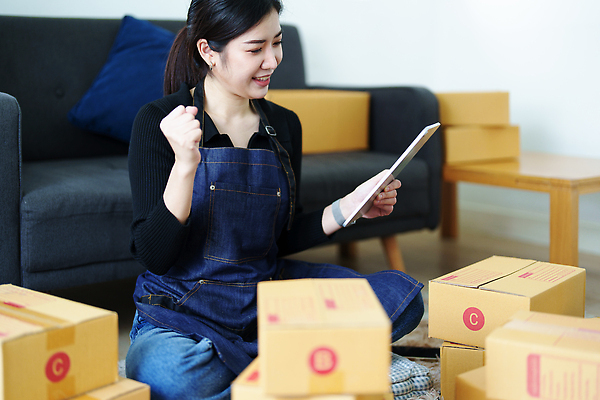 포토 JPG 해외이미지 옷 여자 행복 아시아 백그라운드 컨셉 인터넷 비즈니스 포장 사업가 성공 주택 한명 동양인 노트북 스마트폰 컴퓨터 상자 알약 판매 상점 비즈니스우먼 상품 상인 고객 확인 온라인쇼핑 패키지 질서 획득 온라인 주인 짐싸기 전자상거래 마케팅 프리랜서 해외202310 해외포토 직업 1 감정 나라 사람 인종 건물 전자제품 핸드폰 스마트기기 쇼핑 약 예절 직장인 파일형식