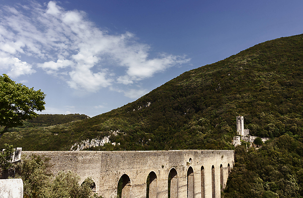 포토 JPG 해외이미지 나무 외관 여행 건축양식 파노라마 풍경 사람없음 야외 건물 관광지 계곡 이탈리아 중세 역사 언덕 기념물 랜드마크 수도교 카피스페이스 해외202310 해외포토 식물 건축물 건축 유럽 촬영기법 공백 다리_건축물 파일형식