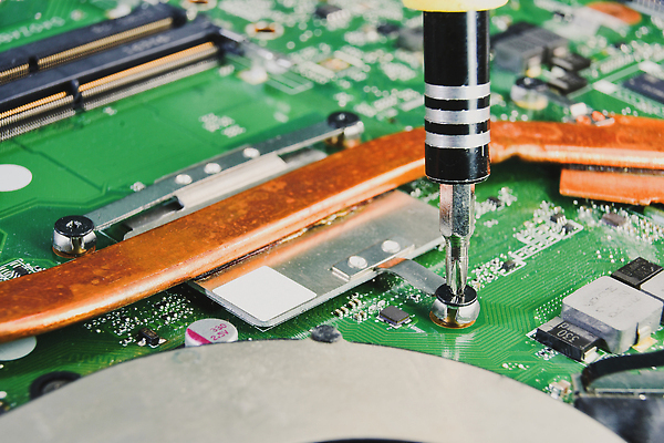 포토 JPG 해외이미지 산업 기술 실내 사람없음 노트북 컴퓨터 금속 장비 가전제품 과학기술 견과류 공구 기술자 수리 순환 잠금 전자 볼트 고정 온도 문제 정비공 점검 냉각기 마더보드 업그레이드 잠금해제 트러블 하드웨어 해외202310 해외포토 직업 모션 재질 내부 전자제품 도구 보안 파일형식