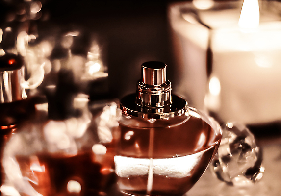 포토 JPG 해외이미지 초 촛불 유리 사람없음 투명 분위기 고급 향수 보케 향수병 해외202310 해외포토 컨셉 재질 화장품 병_담는 파일형식