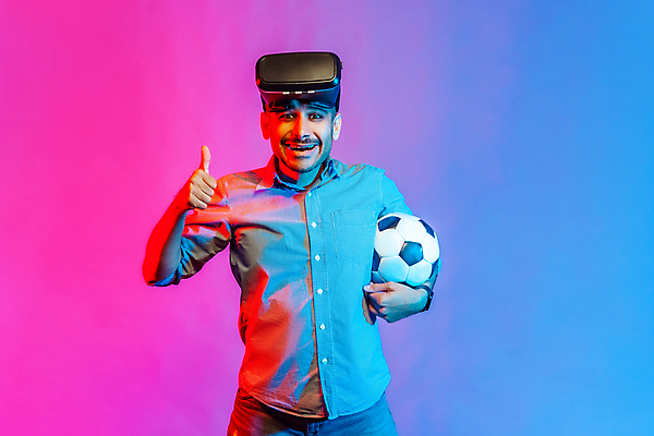 포토 JPG 해외이미지 남자 축구공 미래 기술 한명 들기 상반신 성인 앞모습 파란색 게임 즐거움 따봉 가상현실 성인남자한명만 오큘러스 VR기기 해외202310 해외포토 1 감정 뷰포인트 컬러 컨셉 공 축구용품 모션 놀이 사람 기계 최고 남자한명만 성인남자만 파일형식