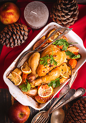 포토 JPG 해외이미지 포크 크리스마스 초 노래 수저 사람없음 하이앵글 식사 닭고기 전시 사과 구이 솔방울 해외202310 해외포토 식기 기념일 음악 음식 뷰포인트 과일 육류 파일형식