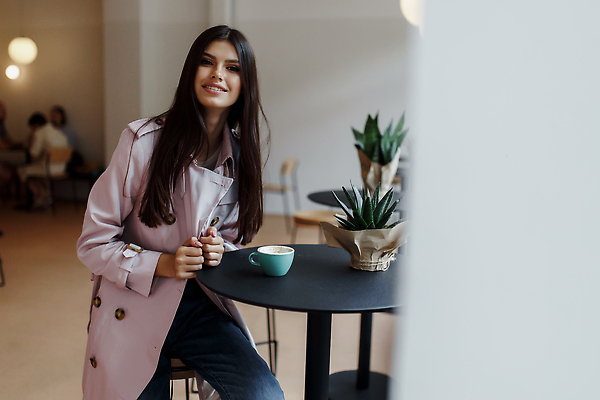 포토 JPG 해외이미지 백인 1 라이프스타일 응시 여자 행복 커피 음료 인터넷 통신 창문 모바일 휴식 실내 대화 한명 사람 앉기 동양인 성인 컵 노트북 스마트폰 핸드폰 컴퓨터 뷰티 알약 상점 식당 카페 흰색 잡기 도시 뜨거움 에스프레소 단절 힙스터 해외202310 해외포토 서양인 식기 시선 패션 감정 컬러 컨셉 모션 말하기 인종 내부 생활 전자제품 스마트기기 약 파일형식