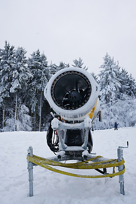 포토 JPG 해외이미지 나무 계절 공원 도로 백그라운드 크리스마스 겨울 교통시설 자연 산 사람없음 야외 파란색 냉동 얼음 기계 장비 추위 흰색 나뭇가지 도시 숲 12월 불도저 휴양지 서리 장면 트랙터 눈보라 1월 2월 폭설 눈내림 해외202310 해외포토 자연요소 식물 공공시설 기념일 길 컬러 교통 눈_날씨 장소 날짜 중장비 농기계 자연재해 시설 생태계 특수차량 파일형식