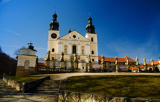 포토 JPG 해외이미지 외관 공원 유럽 기독교 종교 여행 건축양식 풍경 사람없음 건물 세계 뷰티 성당 교회 여행객 탑 천주교 도시 예수 역사 재산 땅 신성 광택 수도원 폴란드 천연기념물 랜드마크 바실리카 보호구역 복잡 수녀원 순례 순례자 옛날 인기 크라쿠프 해외202310 해외포토 건축물 공공시설 건축 나라 컨셉 종교건축 사람 금융 신_종교 구역 파일형식