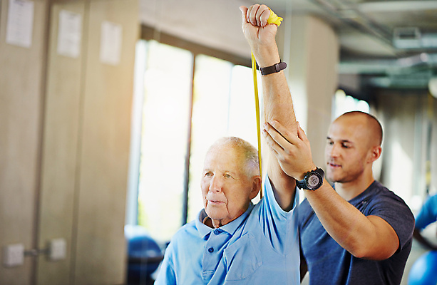 포토 JPG 해외이미지 노년 남자 상반신 성인 두명 옆모습 운동복 운동 손들기 스트레칭 끈 도움 체육관 트레이너 물리치료사 재활 스마트워치 남자만 스트레칭밴드 해외202310 해외포토 옷 뷰포인트 컨셉 모션 건강 사람 치료 스마트기기 헬스 치료사 웨어러블 파일형식