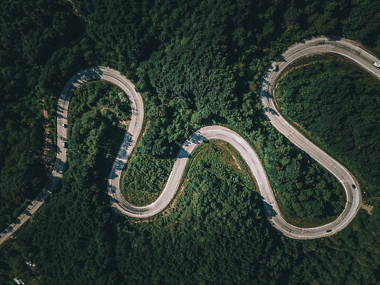 포토 JPG 해외이미지 나무 도로 길 여행 잎 곡선 자연 산 안테나 풍경 사람없음 야외 초록색 여름 뷰티 환경 운전 시골 소나무 고속도로 숲 아스팔트 언덕 내추럴 굴곡 드론 방법 조감도 해외202310 해외포토 식물 계절 선 컬러 통신 교통시설 모션 생태계 파일형식