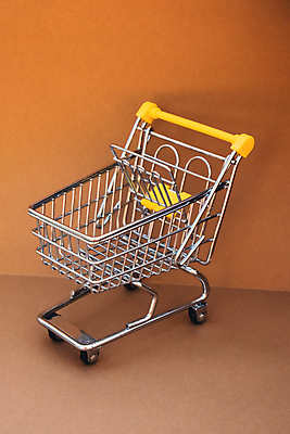 JPG 해외이미지 사람없음 쇼핑카 상승 폭등 베이지색배경 비용 해외202310 해외포토 포토 백그라운드 컨셉 경제 쇼핑 카트 베이지색 파일형식