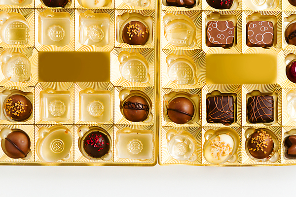 포토 JPG 해외이미지 포장 발렌타인데이 사람없음 상자 하이앵글 초콜릿 금색 해외202310 해외포토 뷰포인트 컬러 데이이벤트 디저트 파일형식