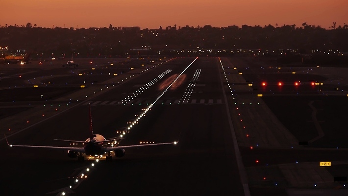 포토 JPG 해외이미지 여행 밭 하늘 전등 비행기 사람없음 미국 황혼 일몰 새벽 공항 야간 저녁 도착 항공 출발 캘리포니아 활주로 제트기 대패 산티아고 해외202310 해외포토 자연요소 길 컨셉 북아메리카 농업 항공교통 교통시설 조명 대중교통 노을 파일형식