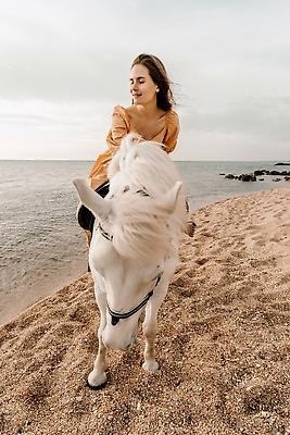 포토 JPG 해외이미지 동물 백인 캐릭터 감정 얼굴 스포츠 컬러 통신 한명 사람 성인 야외 금발 뷰티 화목 우정 터치 흰색 승마 승차 긍정 기수 돌봄 라이더 표현성 해외202310 해외포토 서양인 1 헤어스타일 컨셉 모션 신체부위 친구 파일형식