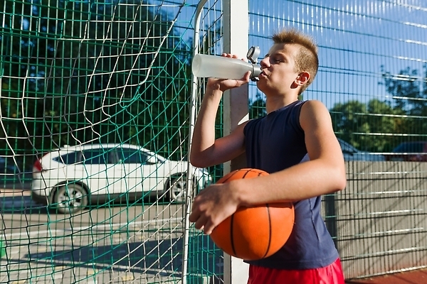 포토 JPG 해외이미지 백인 1 라이프스타일 손 남자 어린이 스포츠 포즈 공 학교 모션 놀이 거리 농구 건강 한명 사람 소년 야외 10대 물 운동 바구니 경쟁 마시기 게임 도시 플레이어 해외202310 해외포토 자연요소 서양인 교육 컨셉 청소년 생활 신체부위 구기 파일형식