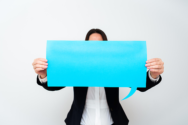 포토 JPG 해외이미지 여자 종이 백그라운드 말풍선 아이디어 한명 들기 상반신 성인 파란색 성인여자한명만 카피스페이스 해외202310 해외포토 1 컬러 컨셉 모션 사람 공백 여자한명만 성인여자만 파일형식