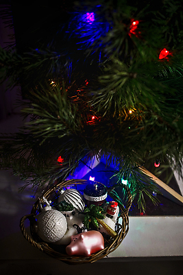 포토 JPG 해외이미지 나무 전통 계절 백그라운드 크리스마스장식 크리스마스 겨울 공 유리 휴가 새로움 새해 프레임 선물 사람없음 목재 장식 빨간색 초록색 빛 상자 컬러풀 장난감 뷰티 크리스마스트리 바구니 우주 축제 피규어 장식볼 수확 골동품 시골 축하 신용카드 야간 12월 연도 아래 복고 구식 소련 옛날 해외202310 해외포토 자연요소 식물 기념일 컬러 컨셉 농업 재료 재질 금융 미니어처 날짜 방향 위치 파일형식