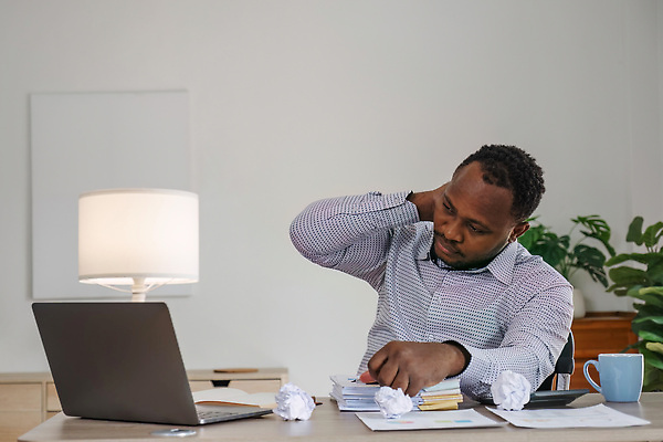 포토 JPG 해외이미지 직업 남자 흑인 백그라운드 비즈니스 사업가 스트레스 직장 실내 피곤 한명 사람 앉기 정장 성인 노트북 컴퓨터 사무실 검은색 고통 슬픔 업무 작업 비즈니스맨 좌절 종업원 책상 고민 경영자 업무과다 문제 경영 우울증 해외202310 해외포토 서양인 1 옷 감정 컬러 가구 컨셉 회사 모션 내부 전자제품 직장인 질병 리더 파일형식