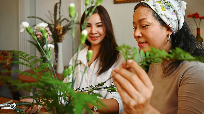 포토 JPG 해외이미지 여자 노년 잎 모녀 실내 동양인 상반신 성인 두명 꽃병 잡기 꽃봉오리 원예 성인여자만 해외202310 해외포토 식물 꽃 딸 가족 모션 엄마 사람 인종 취미 내부 여자만 성인만 파일형식