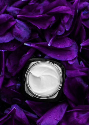 포토 JPG 해외이미지 꽃잎 사람없음 하이앵글 고급 피부관리 스킨케어 기초화장품 보라색배경 수분크림 해외202310 해외포토 꽃 뷰포인트 백그라운드 컨셉 뷰티 보라색 화장품 파일형식