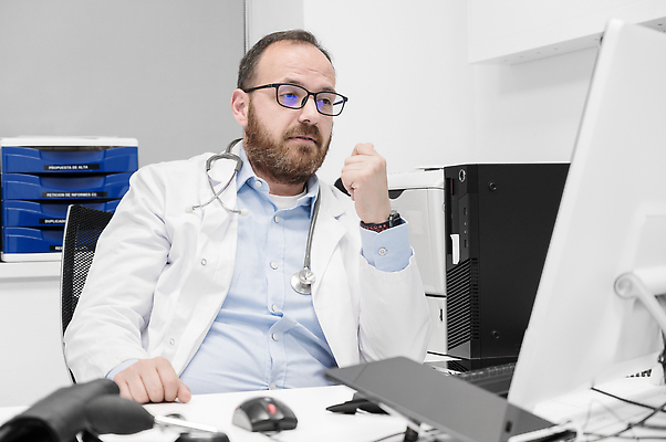 포토 JPG 해외이미지 백인 직업 응시 남자 행복 유니폼 청진기 성공 실내 건강 병원 한명 미소 사람 앉기 치료 컴퓨터 사무실 약 건강관리 환자 의사 흰색 업무 작업 자신감 책상 긍정 보험 돌봄 해외202310 해외포토 서양인 1 시선 옷 감정 컬러 가구 컨셉 비즈니스 의학 의료기기 모션 표정 관리 내부 전자제품 의료진 파일형식