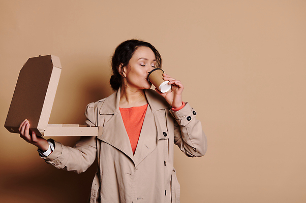 포토 JPG 해외이미지 라이프스타일 잡화 커피 컨셉 사업가 휴식 노동자 패스트푸드 한명 사람 컵 쇼핑 식당 식사 재활용 마시기 표현 업무 비즈니스우먼 배달원 일회용 먹기 종업원 바쁨 아로마 테이크아웃 딜러 질서 다민족 판지 고립 따뜻한음료 프리랜서 피자집 목업 카피스페이스 해외202310 해외포토 직업 1 식기 여자 음료 비즈니스 모션 생활 상점 공백 예절 작업 직장인 인스턴트 친환경 파일형식