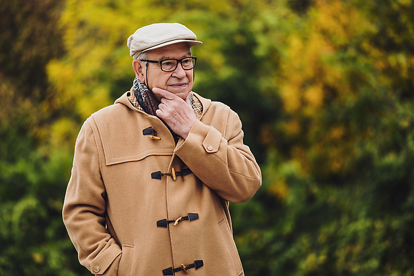 포토 JPG 해외이미지 모자 옷 공원 남자 안경 생각 겨울 자연 한명 성인 야외 회색 추위 코트 가을 주름 은퇴 명상 고민 배려 심각 옛날 카피스페이스 해외202310 해외포토 1 잡화 계절 공공시설 감정 컬러 컨셉 사람 공백 외투 생태계 파일형식
