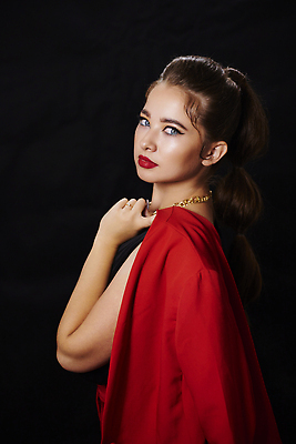 포토 JPG 해외이미지 모델 라이프스타일 옷 여자 행복 백그라운드 한명 사람 동양인 성인 뷰티 유행 우주 흰색 자신감 우아함 시원함 우크라이나 스타일 해외202310 해외포토 1 감정 유럽 컬러 컨셉 인종 생활 파일형식