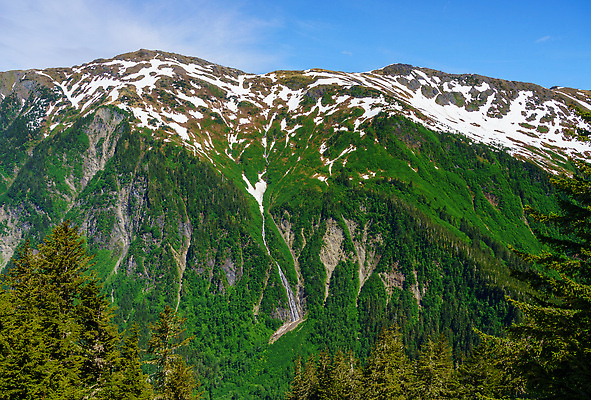 포토 JPG 해외이미지 여행 자국 휴가 산 사람없음 야외 여름 햇빛 맑음 미국 폭포 숲 언덕 오르기 포트 타운 알래스카 절정 수평선 해외202310 해외포토 계절 북아메리카 모션 자연 날씨 태양 도시 파일형식