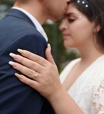 포토 JPG 해외이미지 손 커플 결혼 결혼식 사랑 사람없음 반지 은색 숲 약혼 해외202310 해외포토 감정 컬러 장신구 관계 이벤트 신체부위 약속 파일형식