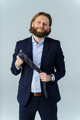 포토 JPG 해외이미지 백인 모델 직업 헤어스타일 드레스 남자 감정 얼굴 시계 포즈 백그라운드 셔츠 비즈니스 바지 성공 넥타이 수염 갈색머리 실내 한명 사람 정장 성인 파란색 뷰티 유행 흰색 비즈니스맨 자신감 고급 우아함 시원함 경영 심각 정중 스타일 해외202310 해외포토 서양인 1 잡화 옷 컬러 컨셉 상의 하의 내부 신체부위 직장인 파일형식