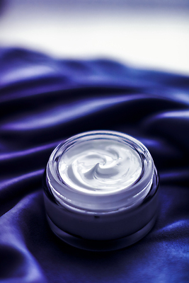 포토 JPG 해외이미지 근접촬영 사람없음 고급 피부관리 파란배경 스킨케어 기초화장품 수분크림 해외202310 해외포토 뷰포인트 백그라운드 컨셉 파란색 뷰티 화장품 파일형식