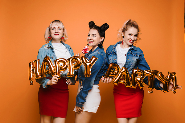 포토 JPG 해외이미지 모델 라이프스타일 응시 여자 행복 감정 포즈 백그라운드 휴가 아이스크림 실내 3 선물 사랑 웃음 사람 장식 가로 세명 반짝임 뷰티 노란색 파티 유행 놀람 외침 봄 꿈 축하 생일 화려 공상 풍선 고립 스타일 해외202310 해외포토 시선 계절 기념일 컬러 컨셉 모션 디저트 표정 이벤트 내부 생활 소리 파일형식